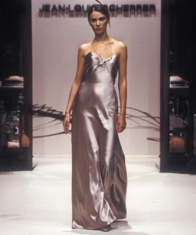Location Robe de soirée Jean Louis Scherrer, modèle Paris Satin Circa 1995 5