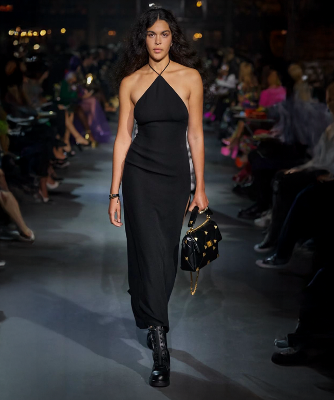 Location Robe de soirée Valentino, modèle Néo-Classique Noire 1