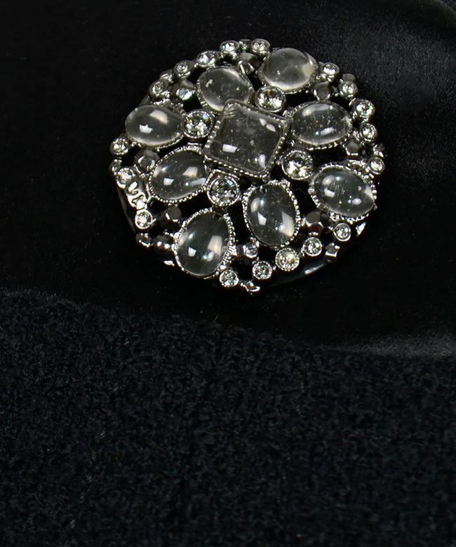 Achat Robe de soirée Chanel, modèle Noire Boutons Gripoix FW 2015 3