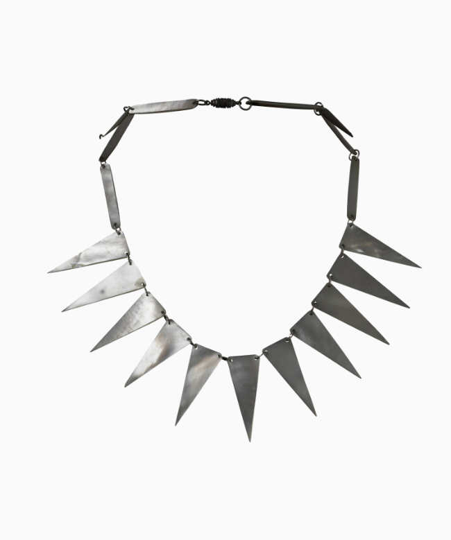 Location et Achat Collier Vintage, modèle Dent Nacrée. 2