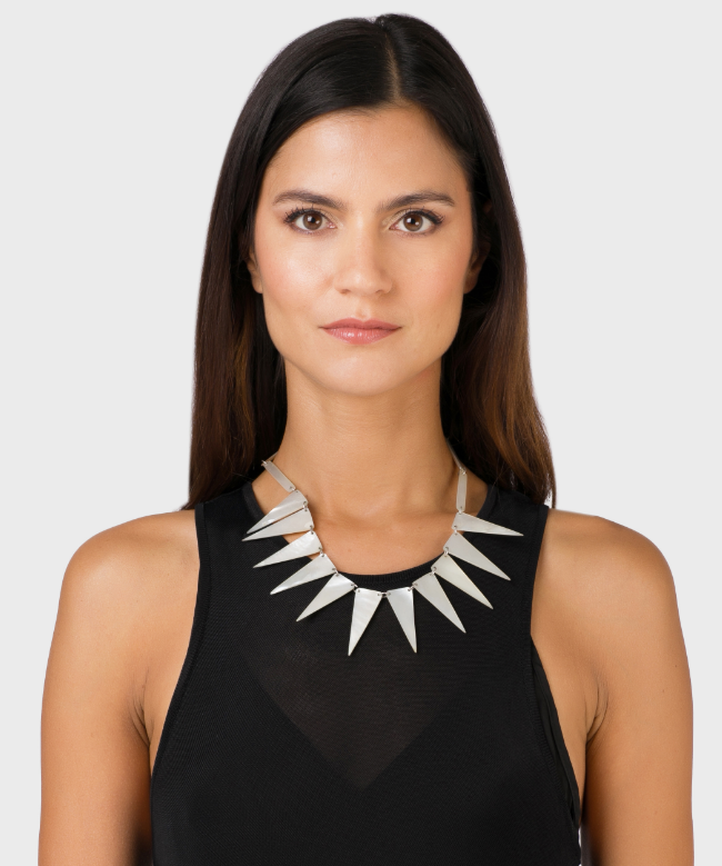 Location et Achat Collier Vintage, modèle Dent Nacrée. 1