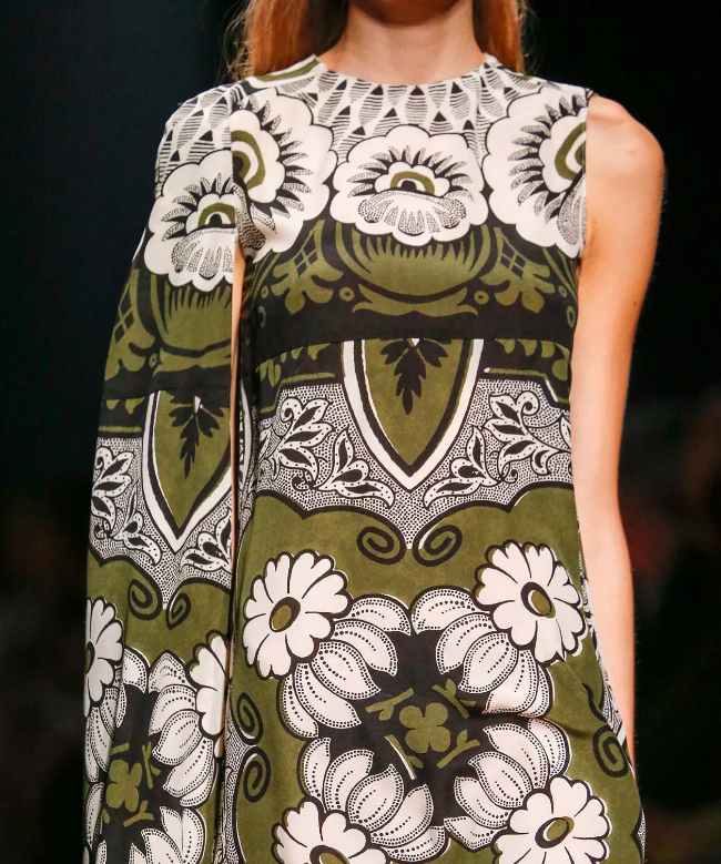 Location Robe de soirée Valentino, modèle Colonne Brodée Spring 2015 3