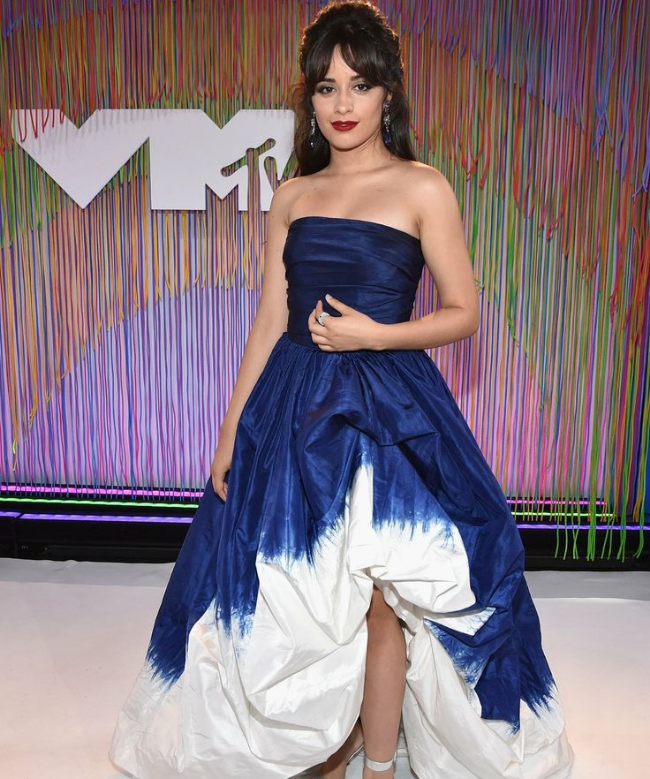 Location Robe de soirée Oscar De La Renta, modèle Tie And Dye Blue And White Pre Spring 2019 5