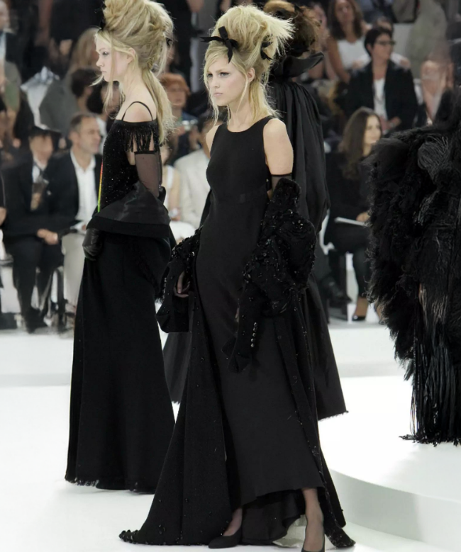 Location Robe Chanel, modèle Black SS2005 par Karl Lagerfeld 2