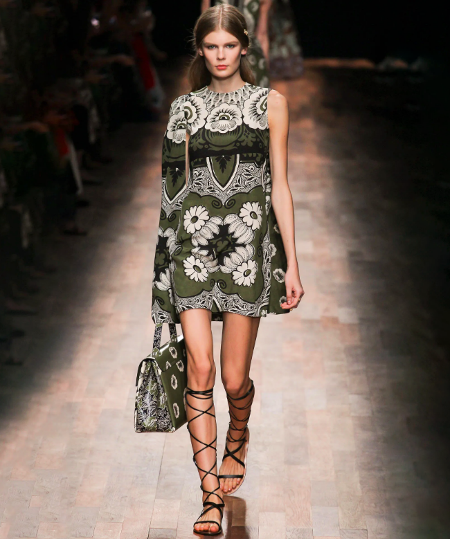 Location Robe de soirée Valentino, modèle Colonne Brodée Spring 2015 1