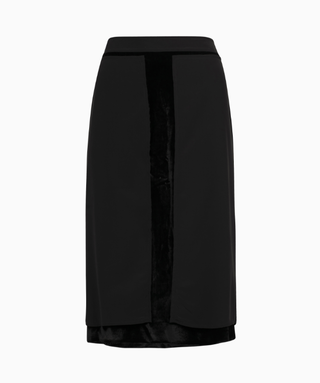 Location ensemble Yves Saint Laurent, modèle Noir Obsession. 4