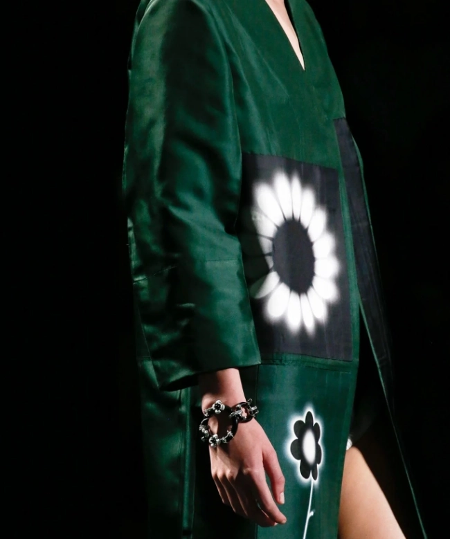 Location Jupe Prada, modèle Green Silk 3