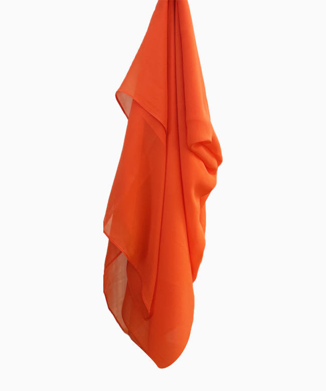 Location étole My Couture Corner, modèle TangerineLumineuse et aérienne, cette étole en mousseline orange apporte une touche de couleur vibrante à n’importe quelle silhouette